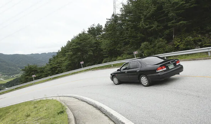 티맵 운전점수 코너링 중인 차량