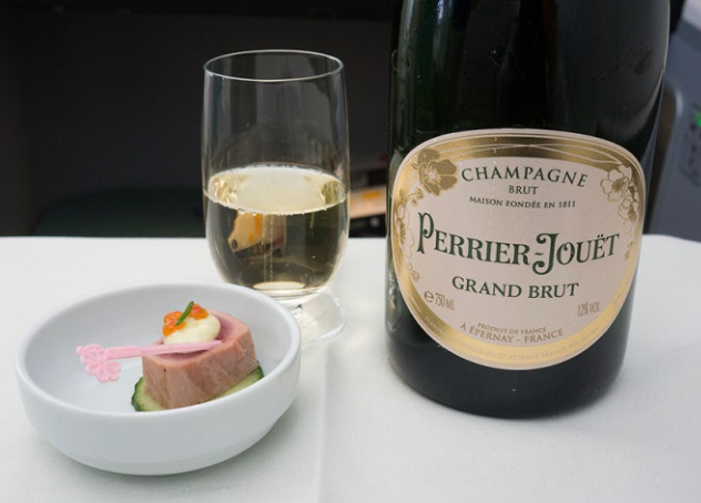 비행 꿀팁 술잔 이미지