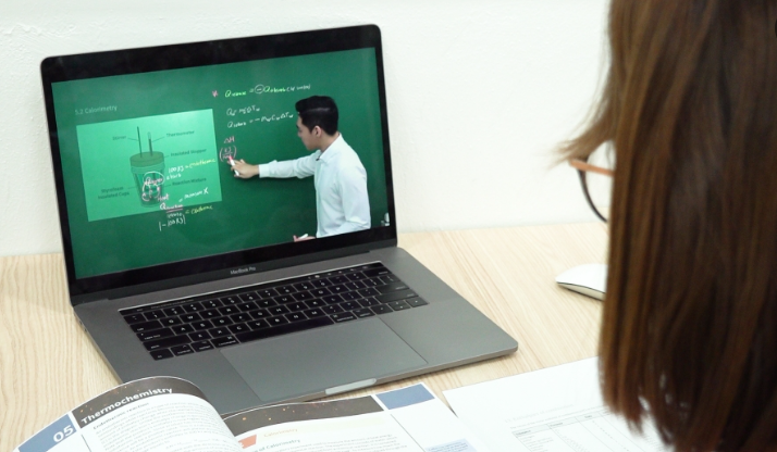 국민내일배움카드로 온라인 강의 수강하는 모습