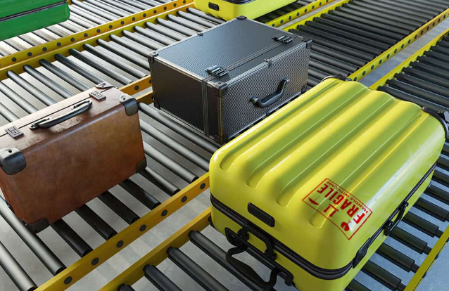 공항 수하물 벨트 위 여행 캐리어