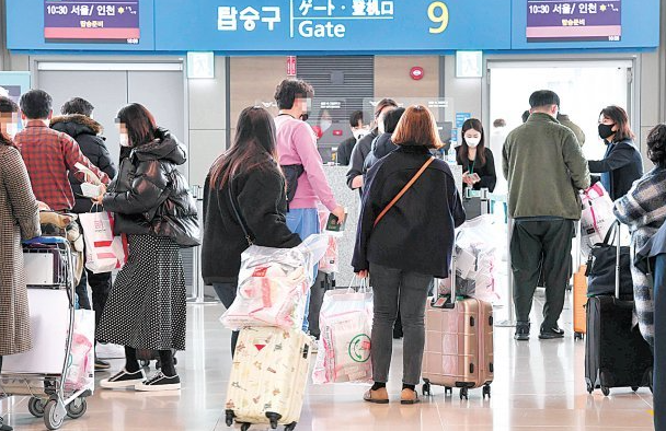 공항 면세점 쇼핑 카트와 캐리어