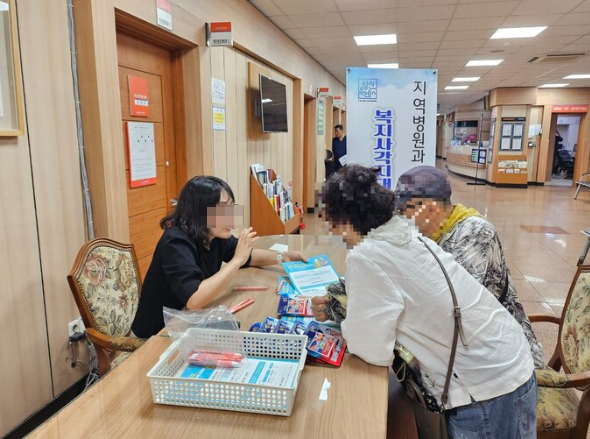복지 담당자와 기초생활수급자 상담 중인 모습