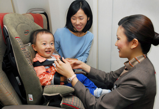 아이와 함께 장거리 비행 여행 팁