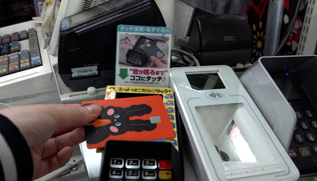 여행 중 카드 결제하는 장면 예시