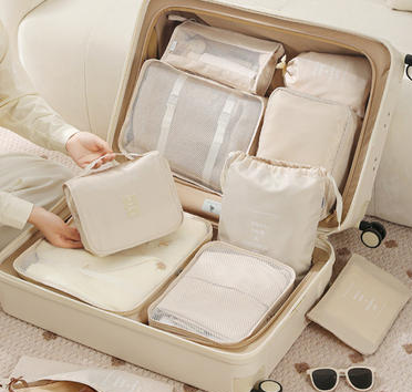 여행 짐 정리 중인 캐리어 이미지