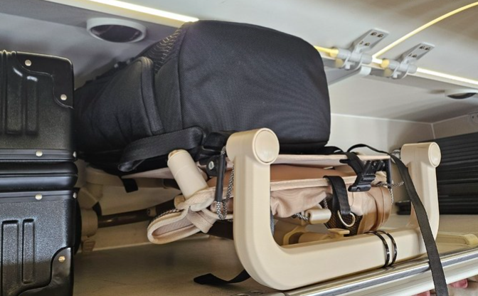 유모차 기내 짐칸 싣는 이미지