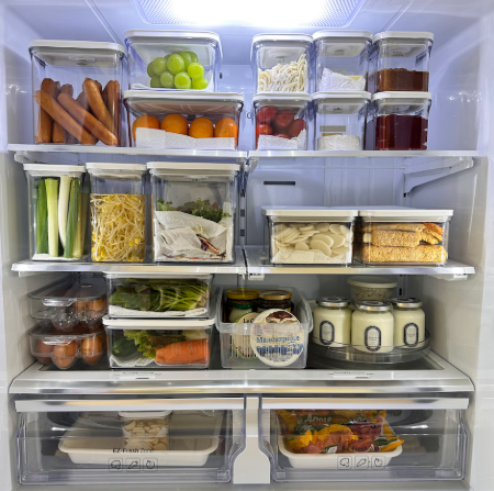 깔끔하게 정리된 냉장고 내부