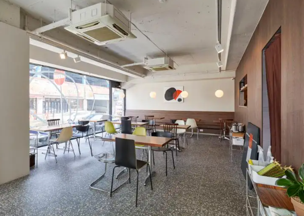 테이블 간격 넓은 식당