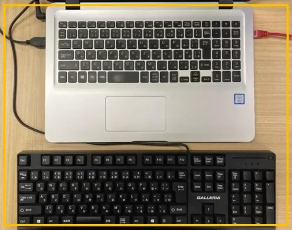 노트북에 외장 USB 키보드를 연결해 입력 문제를 비교 확인하는 모습