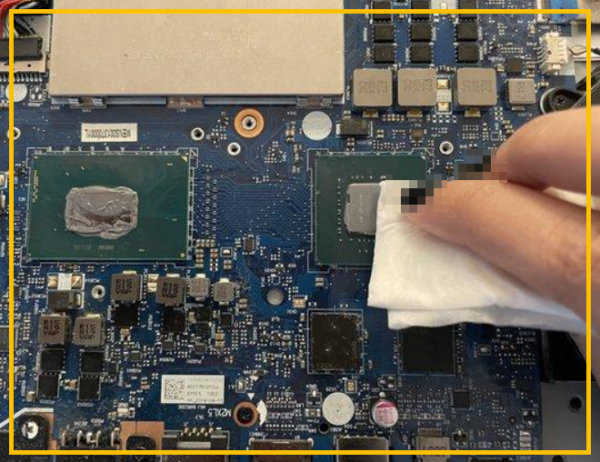 노트북 CPU 표면의 기존 서멀구리스를 닦아내는 과정