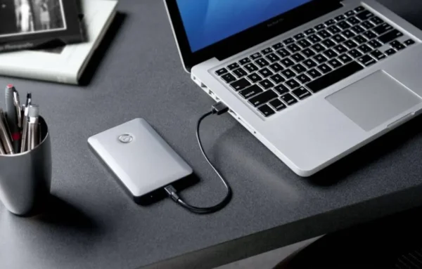 맥북에 USB 케이블로 연결한 외장하드