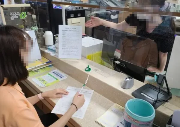 전세사기 피해자 지원 신청에 필요한 서류를 준비하는 모습