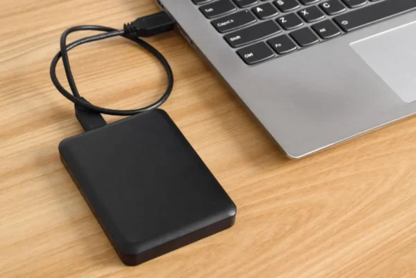USB 케이블이 연결된 외장하드의 모습